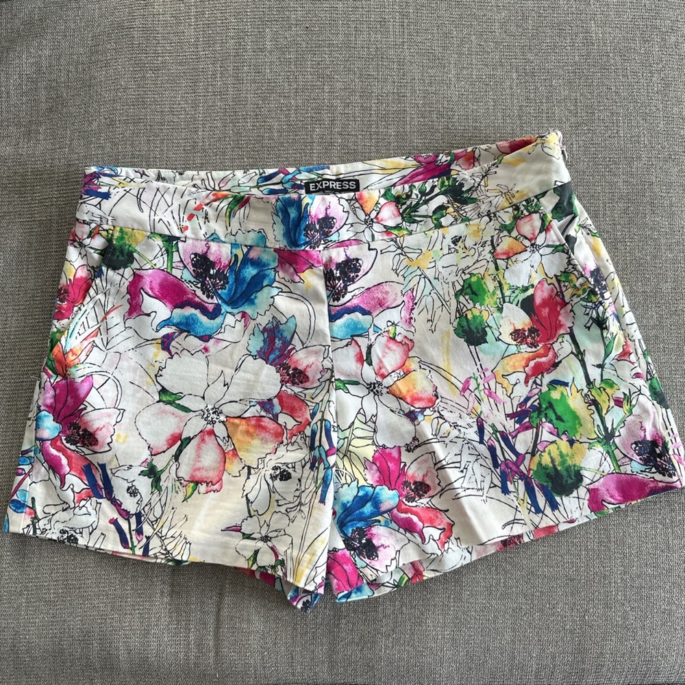 Express tailored shorts size 8 floral